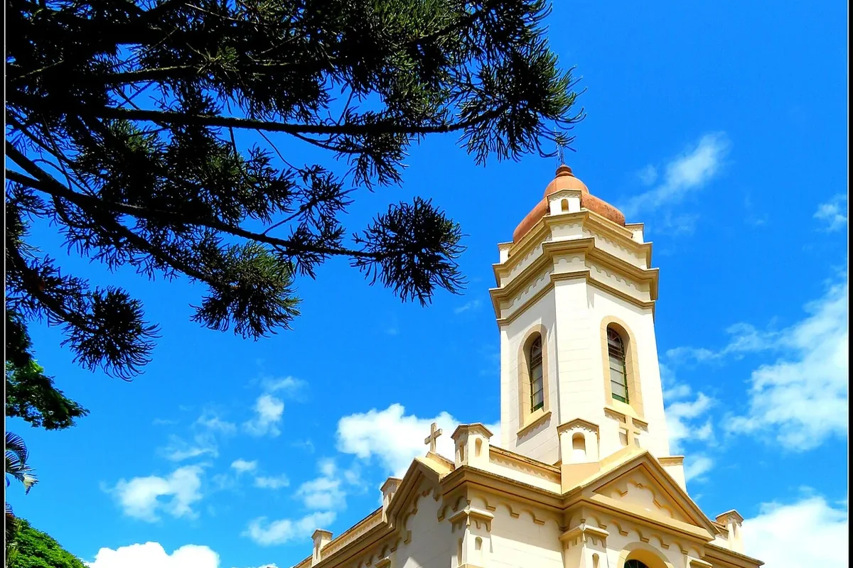 Igreja de São Benedito e praça arborizada em Espírito Santo do Pinhal