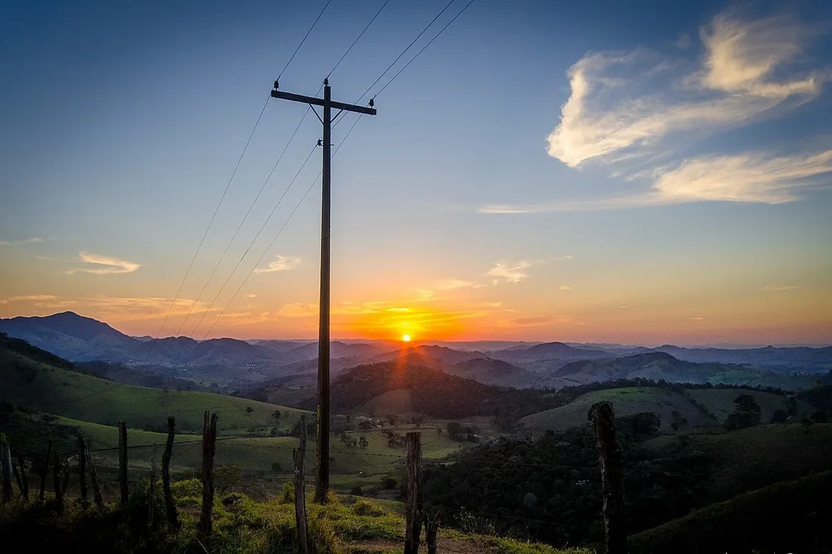Céu limpo de outono e inverno no pôr do sol da Serra da Mantiqueira em Espírito Santo do Pinhal