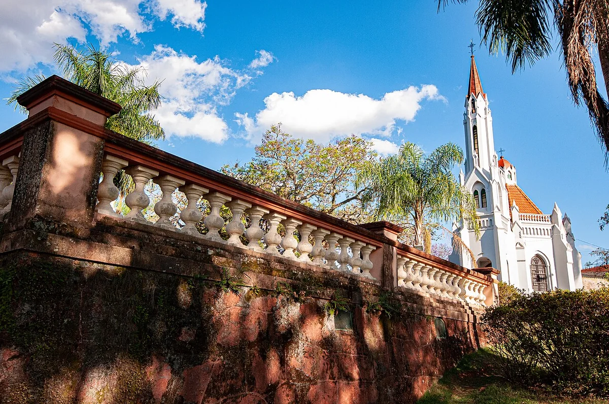 Praça Cardeal Leme e igreja no Centro de Espírito Santo do Pinhal