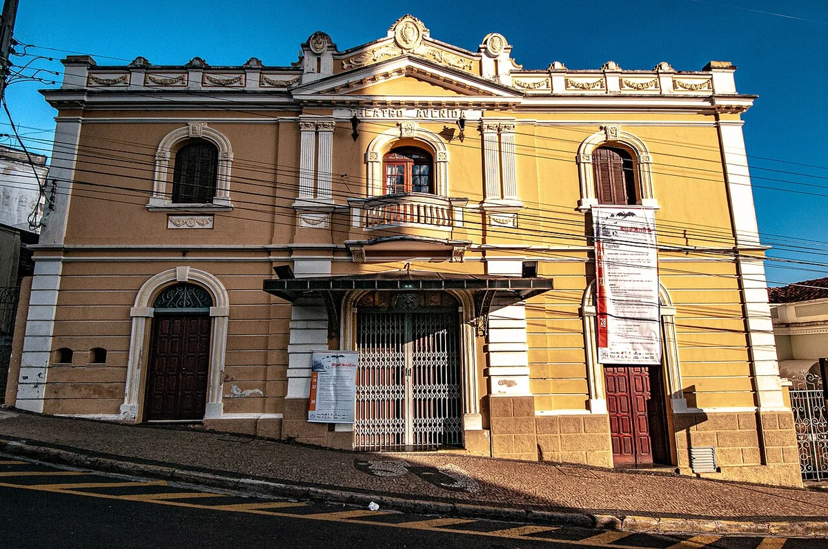 Arquitetura histórica lateral do Theatro Avenida em Espírito Santo do Pinhal