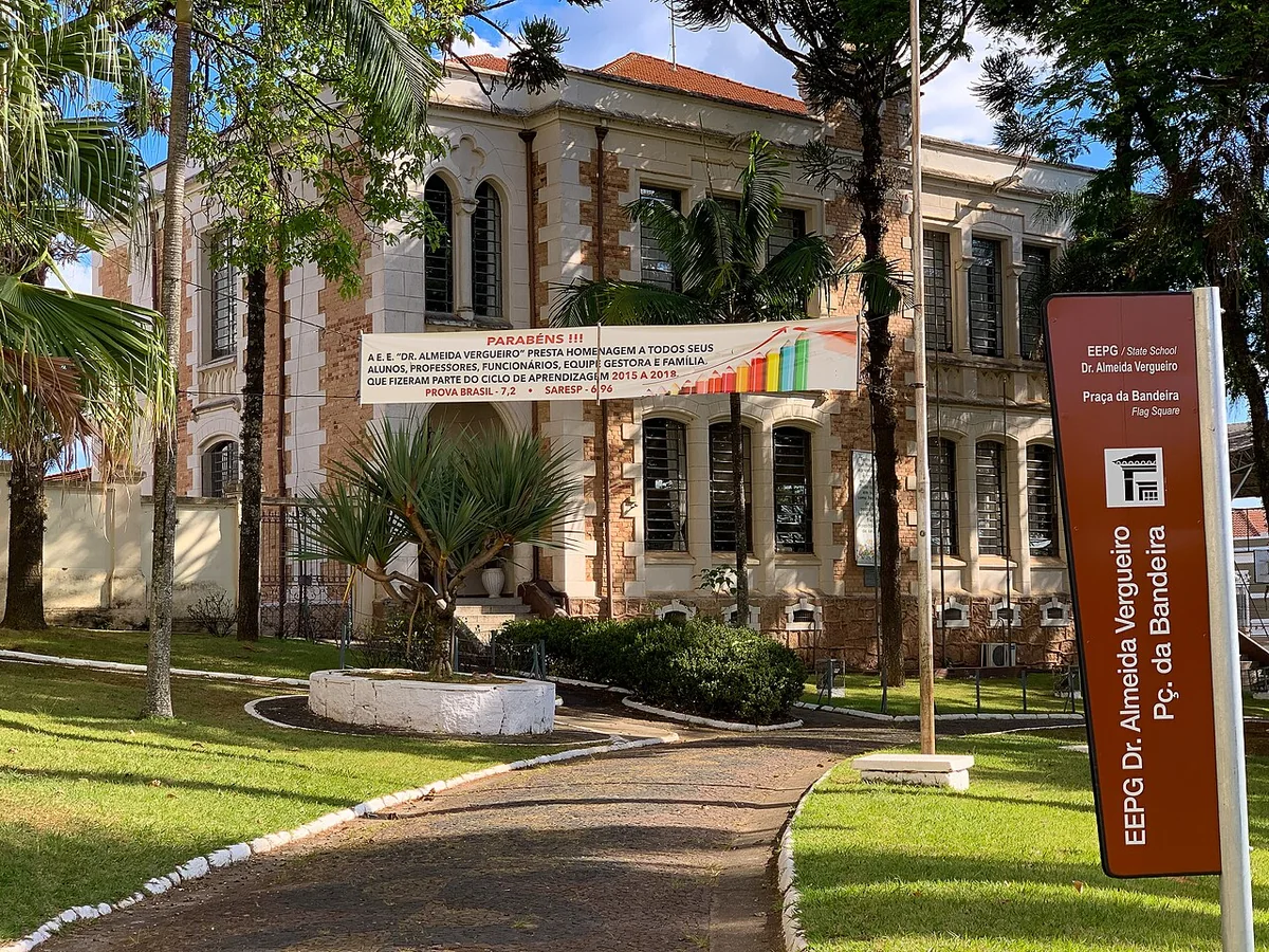 Edifício histórico da Escola Estadual Dr. Almeida Vergueiro na Praça da Bandeira em Espírito Santo do Pinhal